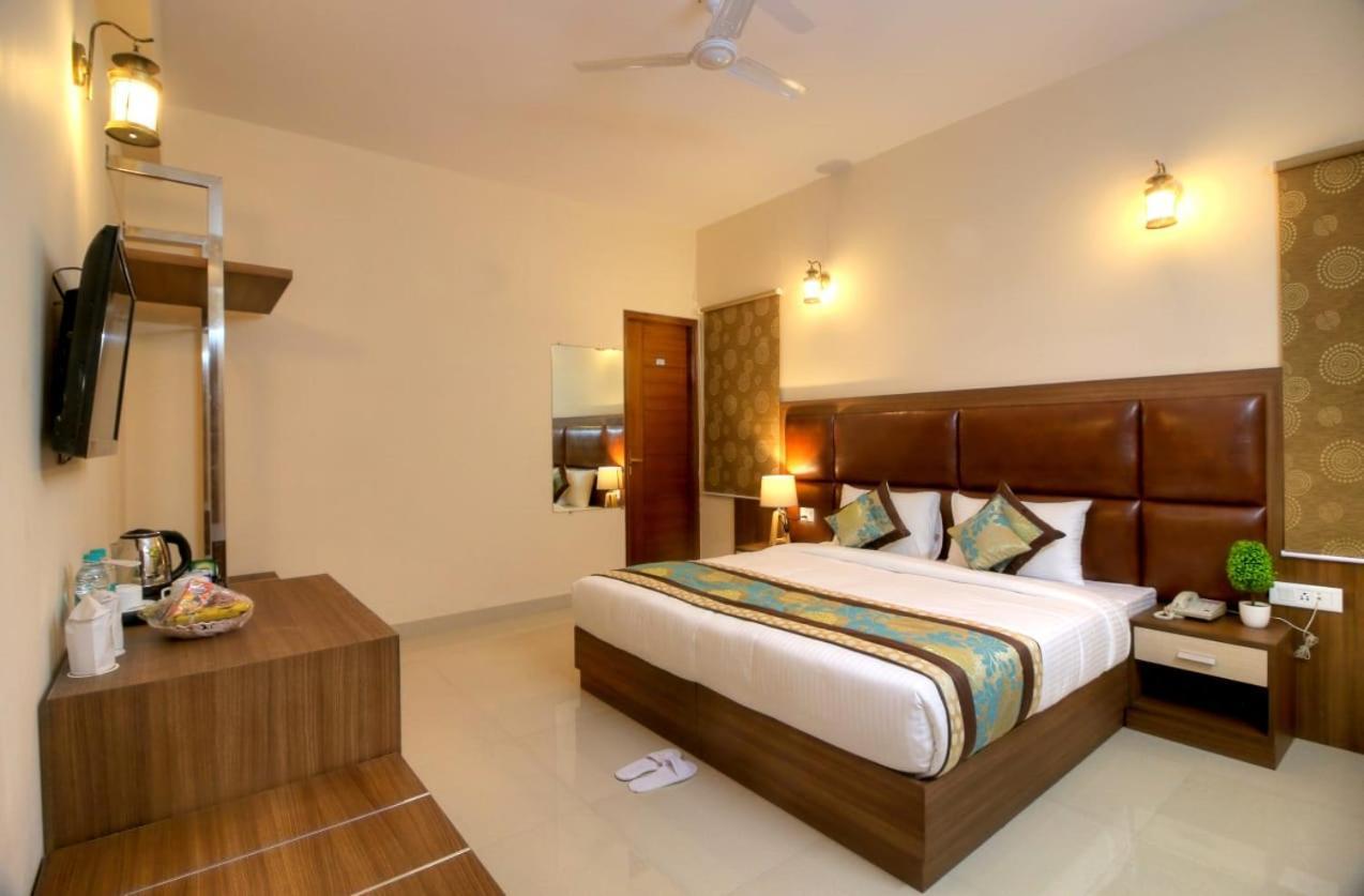 Atithi Suites - An Ahg Hotel Greater Noida Extérieur photo